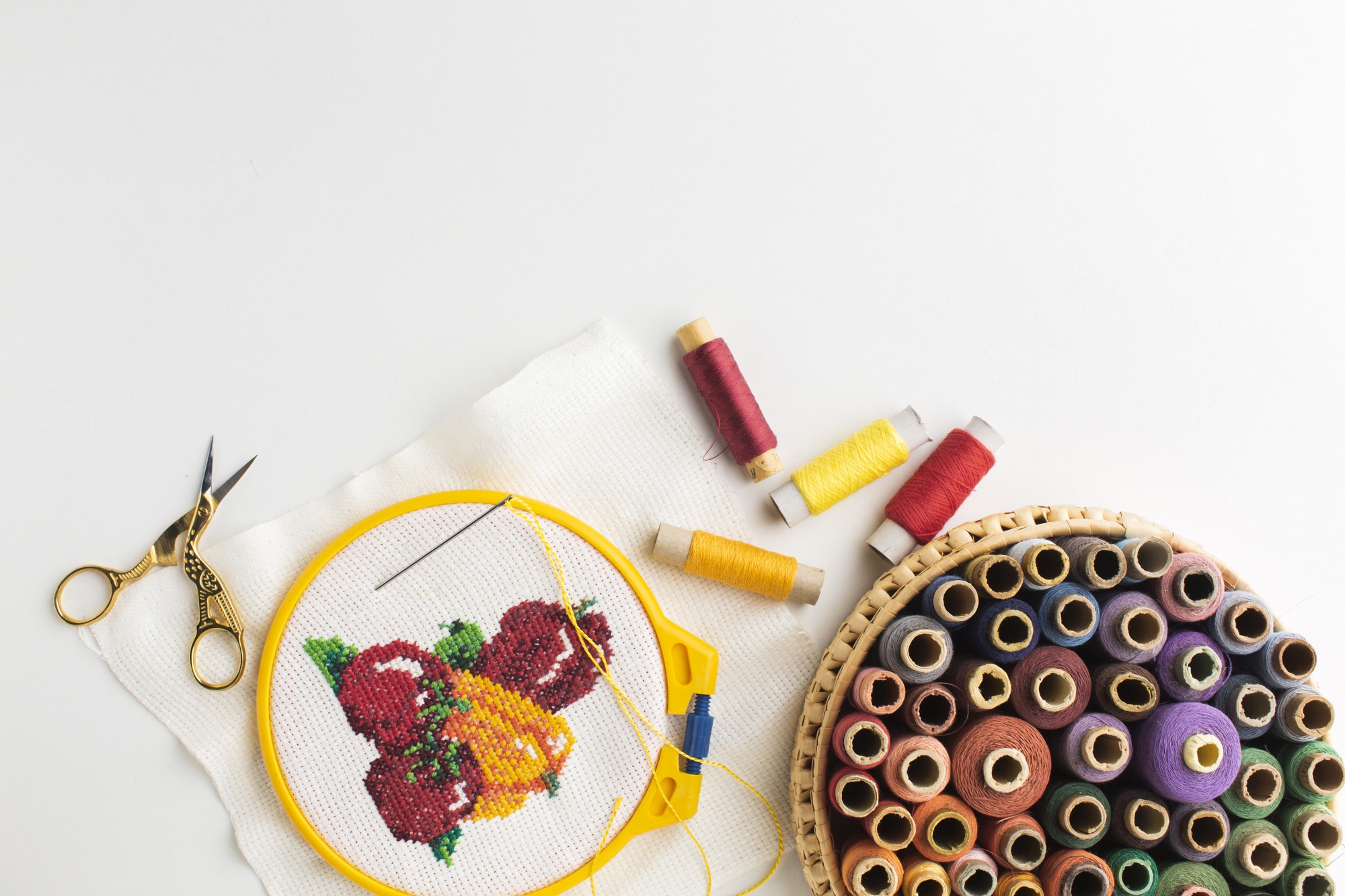 Atelier luminos cu materiale pentru broderie aranjate pe masă