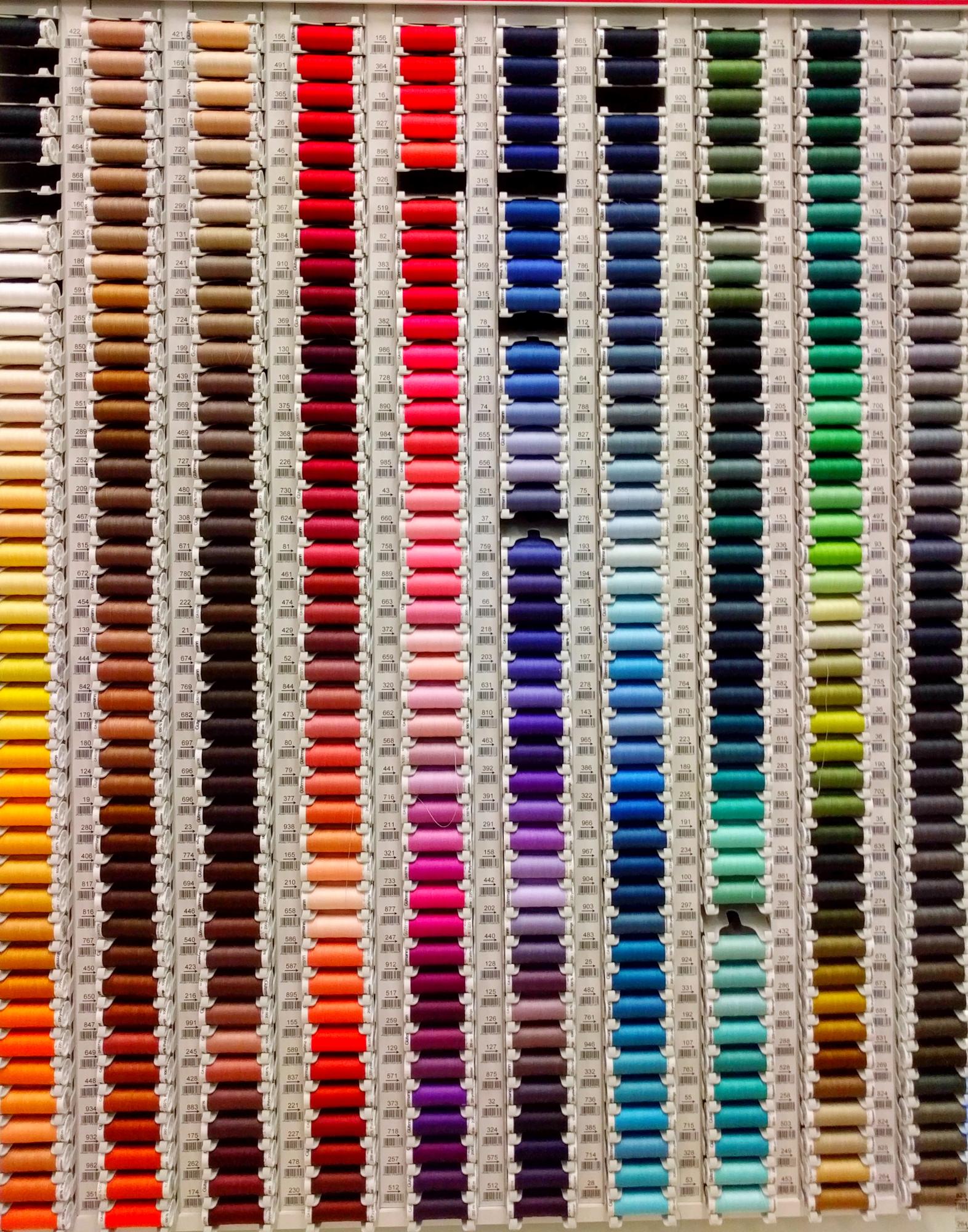 Mostre de țesături și palete de culori pentru broderie